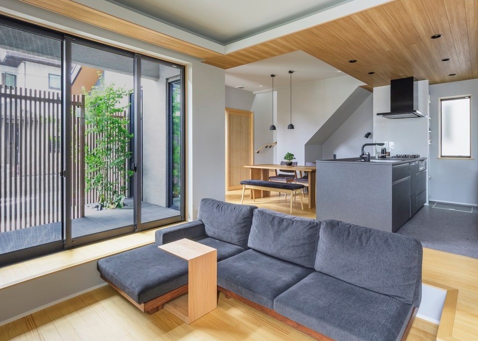 和のテイストが情緒豊かな表情を創り出している、木の温もり漂う家