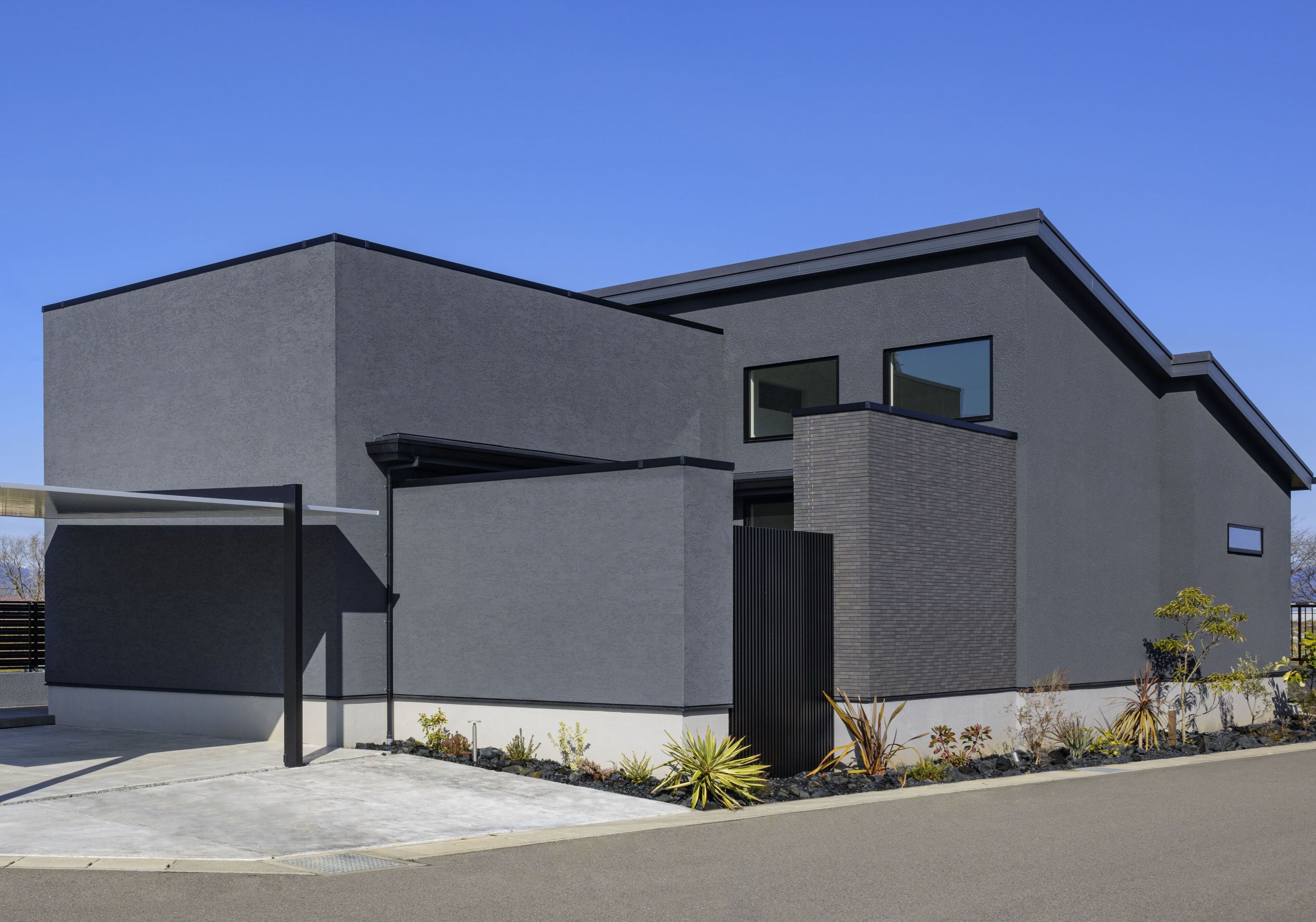 ダークカラーで重厚感漂う、モダンな平屋の佇まい