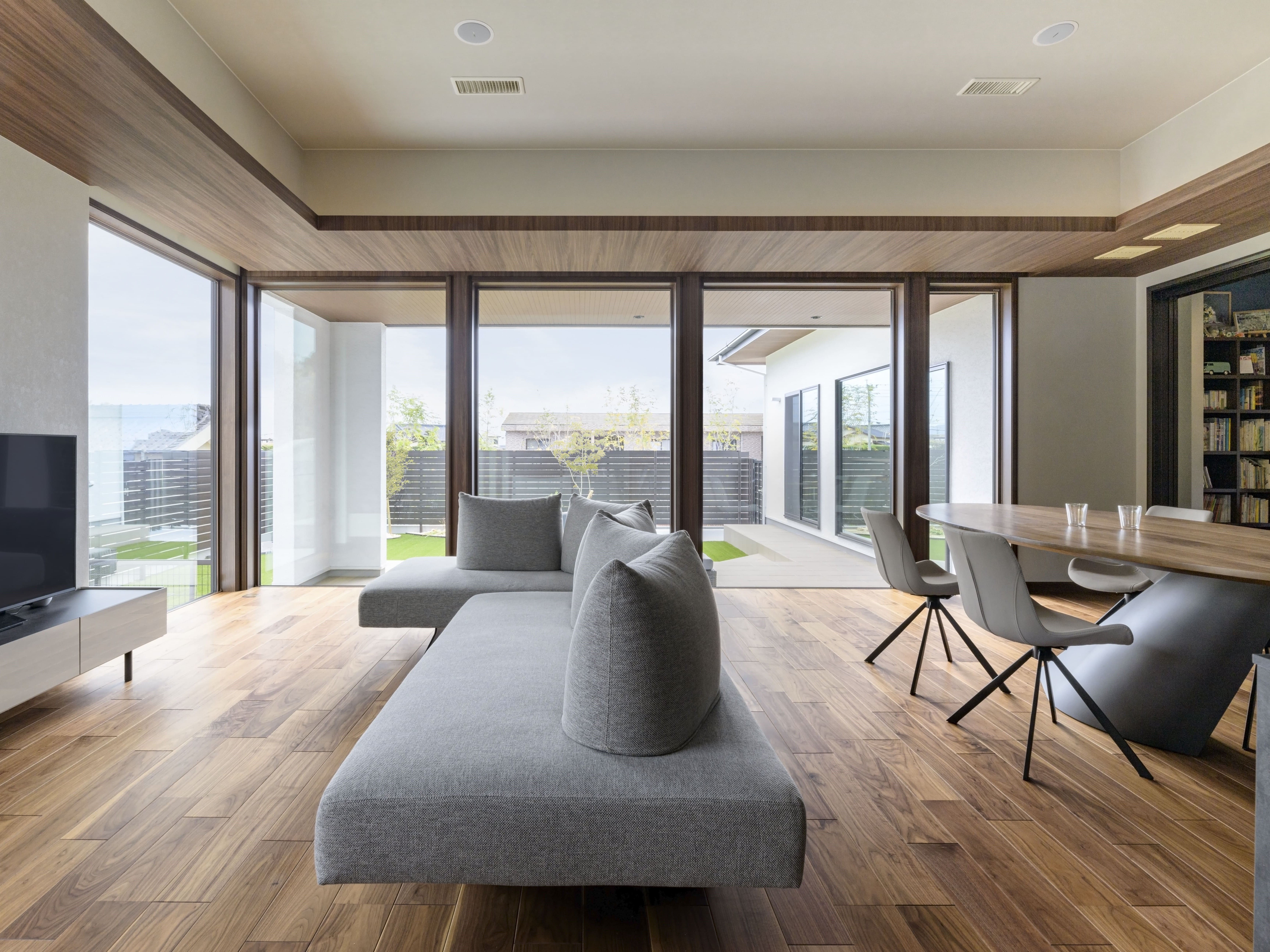 開放感に満ちた、 グレイッシュなモダンデザインの平屋