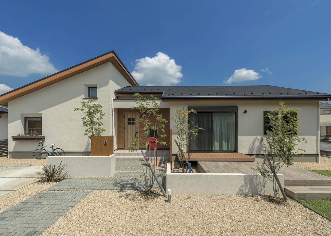 翼を広げたような美しいフォルムの平屋の家