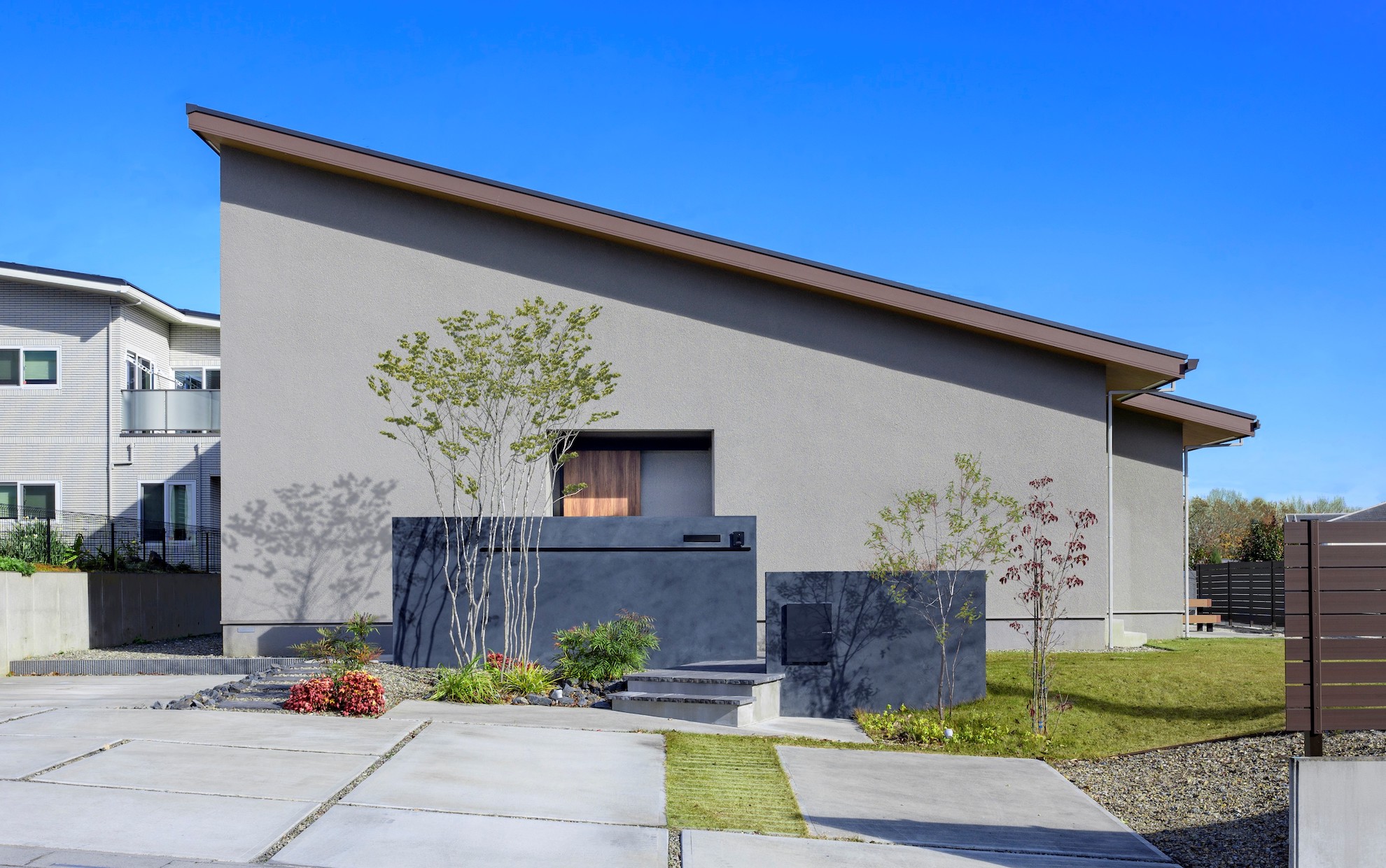 シャープな輪郭が青空に映える、モダンデザインの平屋