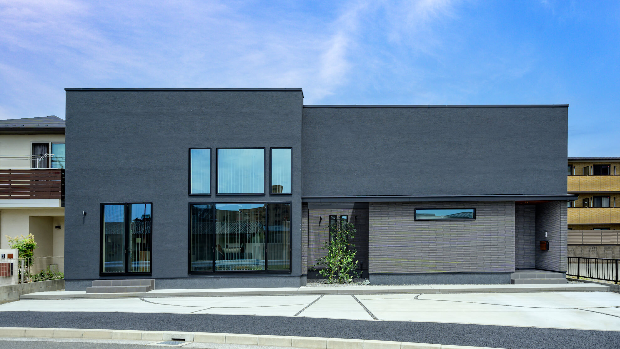 安定感のあるフォルムの中に立体空間が広がる平屋建ての家